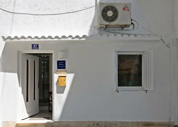 Tomas Art & Tomas Cave Apartman *