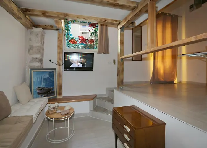 Tomas Art & Tomas Cave *